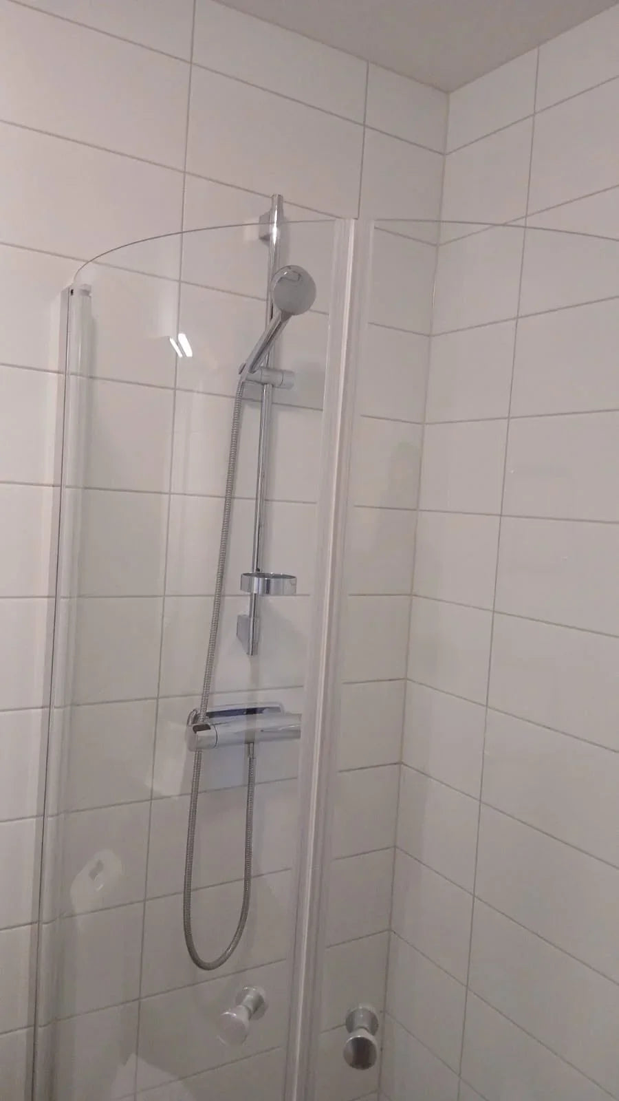 **SEO alt-text:**  `Rengjord dusch och kakel efter hemstädning utförd av Globalstäd i Malmö och Skåne`