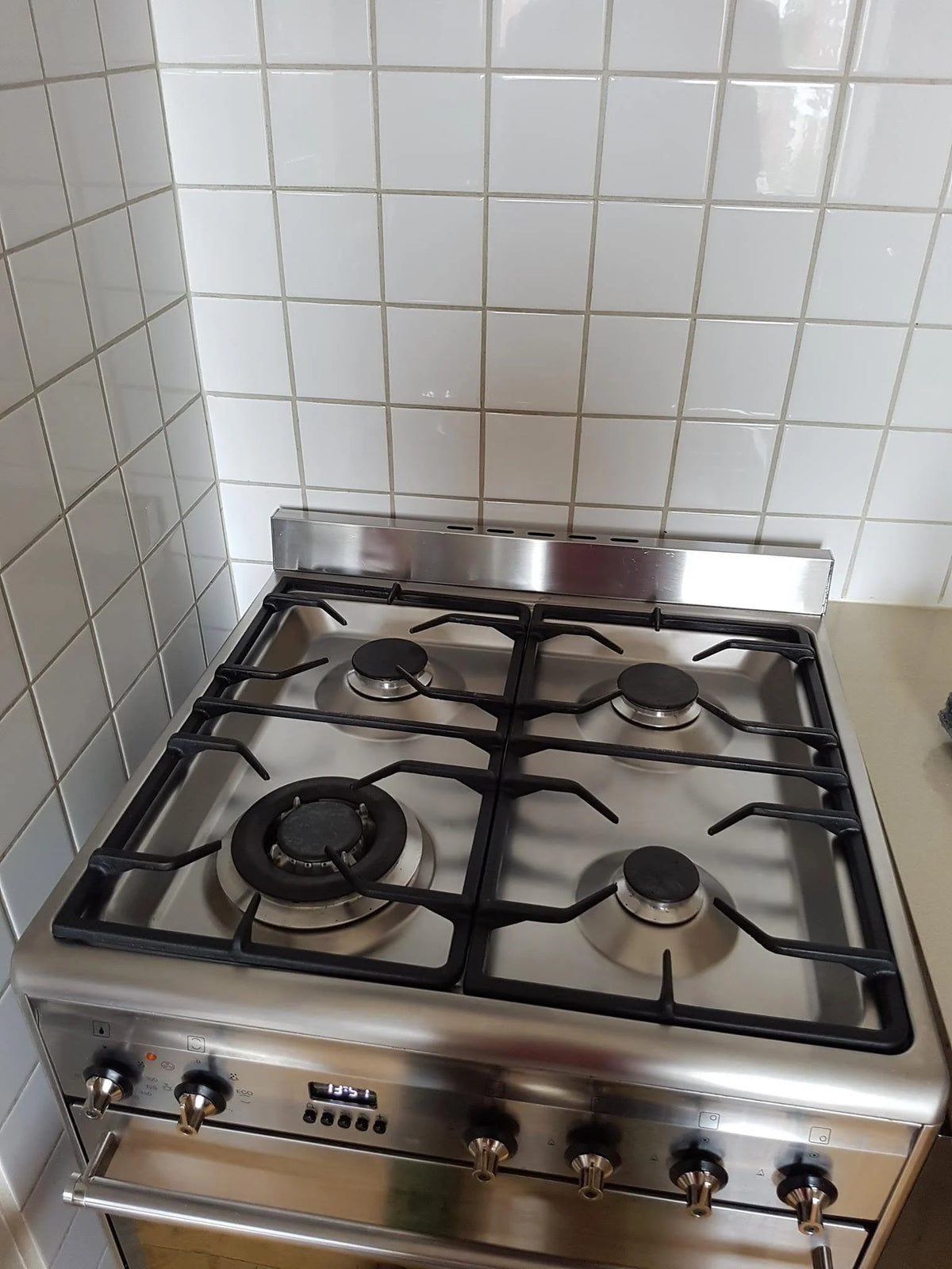 Noggrant rengjord gasspis efter professionell köksstädning